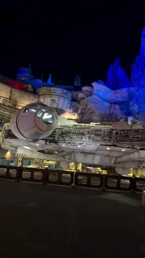 Star Wars: Galaxy's Edge might just be the best land Disney have ever created. You feel so immersed that you forget you're even at a theme park! I can't wait to go back and look at the land in more detail! #starwars #hollywoodstudios #disneyworld