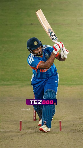 RS__063 on Instagram: "1997년 개봉한 영화 Titanic은 잭과 로즈의 운명적인 사랑을 통해 비극 속에서도 오래 남는 감정의 깊이를 보여주는 작품입니다. 화려한 연출보다 인물의 감정에 더 집중한 제임스 카메론 감독의 스타일은 지금 다시 봐도 묘하게 가슴을 울리죠. 배가 침몰하는 장면이 아닌, 두 사람이 서로를 바라보던 순간들이 더 강하게 기억에 남는 영화이기도 합니다. 이 감정을 완성해주는 곡이 바로 셀린 디온의 *“My Heart Will Go On”*입니다. 처음 들으면 잔잔한데, 어느 순간 자연스럽게 가슴이 벅차오르는 느낌을 줍니다. 특히 후반부의 고조되는 보컬은 영화 속 잭과 로즈의 마지막 장면과 겹쳐지면서 괜히 마음이 서늘해지기도 하고요. 많은 분들이 “이 노래가 나오면 왜 그 장면이 자동으로 떠오르는지 모르겠다”고 말하는데, 그만큼 영화와 음악이 자연스럽게 얽혀 있는 곡입니다. 1998년 아카데미 주제가상을 비롯해 여러 상을 휩쓴 건 단지 인기 때문만