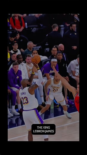 LeBron James Hesi + Between the Legs Crossover into UNGUARDABLE Pull-Up!🔥 #lebronjames #kingjames