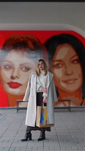 📢 Novi mural u Nišu! Monika Beluči i Sofija Loren na Bulevaru Zorana Đinđića 19a. Svratila sam do Lilly da kupim svoje omiljene proizvode i usput da se fotografišem ispred murala. 📍 Fotografiši se i ti i označi @lilly_drogerie. #Niš #Mural #MonikaBeluči #SofijaLoren #UmetnostNaZidu | Nespretna domaćica