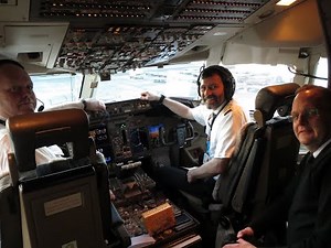 Icelandair Boeing 767 landing at Troll airfield (QAT) - Cockpit View | Icelandair