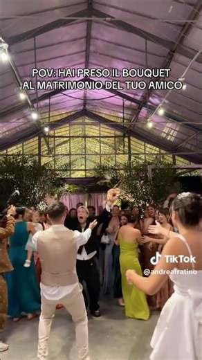 andrea fratino prende i fiori al matrimonio di Alice muzza e luca campolunghi