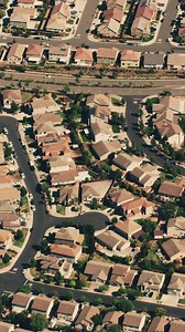 Phoenix, Arizona, is one of the hottest cities in the United States. Staying cool here is essential in the summer months. Antoine Coffer, a resident in a suburb of Phoenix, shares his thoughts: "Having an air conditioner here is a matter of life and death." With the thermostat set to a comfortable 23 degrees Celsius (74 degrees Fahrenheit), he feels secure knowing his Bosch air conditioning system is keeping his home cool and himself safe, especially as a diabetic. 💪 With heatwaves becoming a m