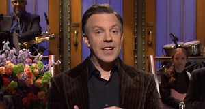 Jason Sudeikis Returns to ‘Saturday Night Live’ to Give New Cast Members Advice in Opening Monologue – Watch!