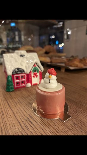 🎄December is almost here !☃️ 🍰 Raspberry, almond & tonka cake (GF) 🧀 Saffron & cardamom Basque cheesecake (GF) 🥥 Coconut & passion fruit tarte 🍋 Citrus & Saffron buns 🍞 Pecan & cranberry sourdough bread (VEGAN) 💚 Pistachio cruffin Starting next week, you will find most of these items in Malmö, and from next weekend you can taste them all in both Malmö & Arrie! Come find these beauties (and more surprises!) at the Arrie Christmas market this Sunday, Dec 7th! 🎄 Soon you will be able to ord