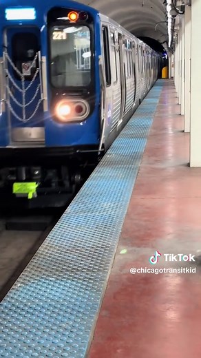 Exploring the CTA Blue Line 7000 Series Trains