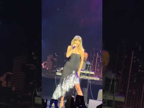 Taylor Swift surprised TEU audience with “Love Story” featuring Lainey Wilson [FULL PERFORMANCE]