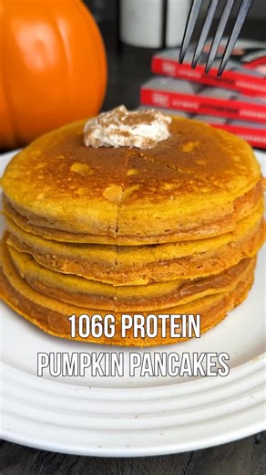 106g Protein Pumpkin Pancakes 🎃🥞🔥 ✅ Ingredients: 1 cup Kodiak Cake mix (105g) 2 scoops vanilla whey protein (60g) @legion discount code KORY 1/4 cup zero calorie sweetener 1/2 tsp pumpkin pie spice 1/2 tsp baking powder Pinch of salt 2 eggs 1/2 cup canned pumpkin (125g) 1 tbsp melted coconut oil (15ml) 1/2 tsp vanilla extract 3/4 cup ready to drink protein shake (180ml) 💪 Macros per pancake: 240 calories, 7g fat, 20g carbs, 26g protein. Makes 4 pancakes. #pumpkin #protein #pancakes #proteinp