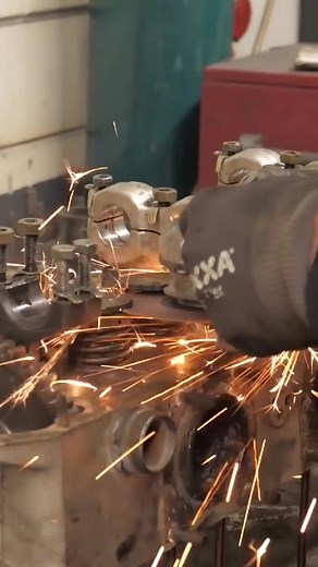 Kleppen door de helft 😎 - BMP MOTOR RESTAURATIE PT.4 #mastermilo #werkplaats #werkplaatsvlog #fyp #fy #engine