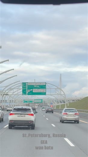 Russia is modern, clean & beautiful. Tour Guide Natalie Borisova has taken us purposely through this highway in St.Petersburg approaching St.Petersburg city center. Absolutely stunning highway similar to SPE & SUKE in Malaysia. G.E.A Wan Batu | Wan Batu