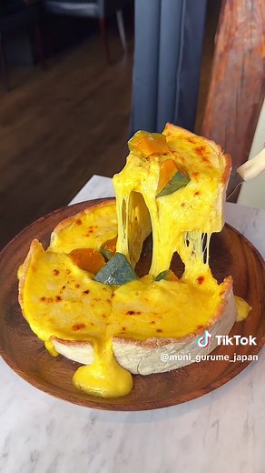 カボチャをゴロゴロ入れたパンプキンシカゴピザ！濃厚チーズとカボチャの甘味が最高で、ミートソース入りのシカゴピザも絶品！新宿にあるArk 2ndっていうお店でパンプキンシカゴピザは予約必須品です！ #東京グルメ #tiktokfood #japanfood