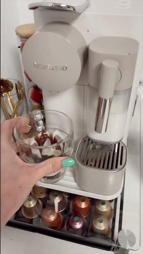 Kinder bueno coffee by Nespresso Lattissima One Maker De'Longhi