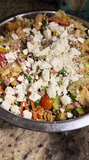 ¡Antojito Time! La ensalada de pasta más favorita de mis hijos y mía 😋 Cada vez que la hago le cambio algo y siempre queda deliciosa. Y si no eres fan de todos los vegetales, puedes personalizarla con lo que más te guste. #antojitotime #salad #pasta #tiktok #paratiiiiiiiiiiiiiiiiiiiiiiiiiiiiiii 🥗