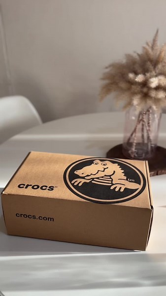 Unboxing Crocs: Models from Cersteano Dourado & More