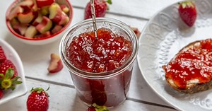 Confiture fraise-rhubarbe maison