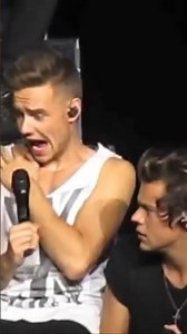 One Direction scared by a bug on Stage #onedirection #shorts
