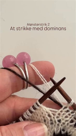 Er ikke svært, læs mere herunder 🫶🏻 At strikke med dominans er den metode der bruges, når du strikker to-farvet mønster. En metode om hvordan du holder garnet, så du får det flotteste resultat✨ Jeg vælger altid at have min mønsterfarve som den dominante. Fordi den fylder mere i strikken, og på en måde lægger sig oven på den anden farve. Det vigtige er, at når du i dit projekt har valgt, hvilken farven der skal være dominanten, må du endelig ikke bytte undervejs. Når jeg holder de to farver, ta
