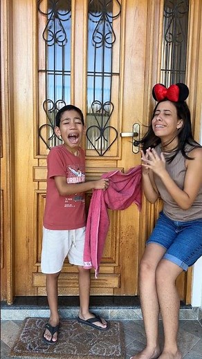 Mom helps cute siblings with the towel 🤣👶🏻💕🍒🍭🍉😱👩🏻🤯
