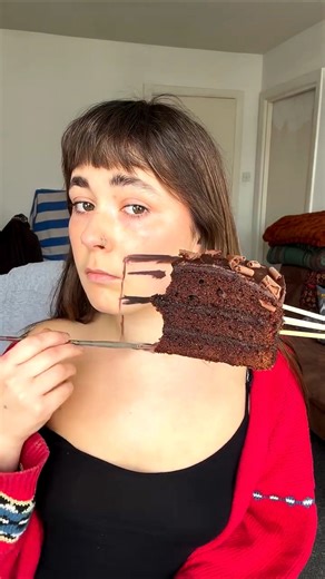 She Eats the Cake… Then Recreates It on Her Face 😲🎂