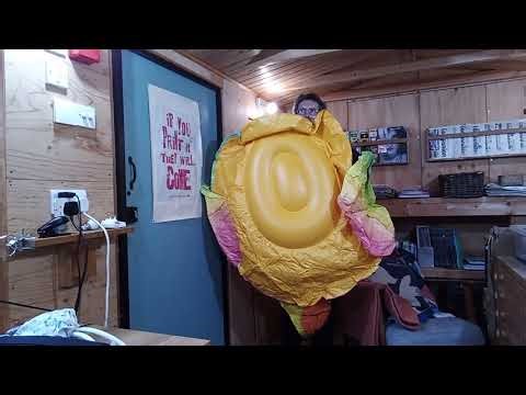 Ballonertick blows up this enormous duck pool float