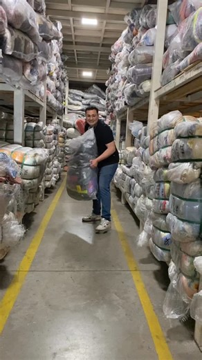 369 reactions · 87 comments |  Emprendedor, este es el dato que esperabas.‼️ Descubre cómo comenzar a vender ropa de verdad, con calidad y confianza.  Mira el video y entra al mundo de los fardos con nosotros.  #fardos #ropausada #emprendedoreschile #importadora #eastwestchilespa | EW ChileSpa | Facebook