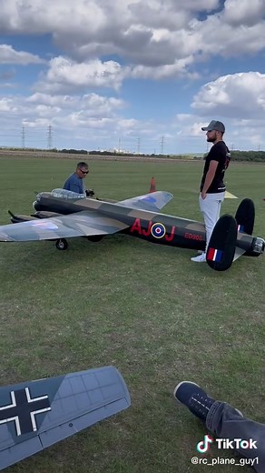 RC WW2 Bomber Showcase: B17 vs Lancaster at Airshow