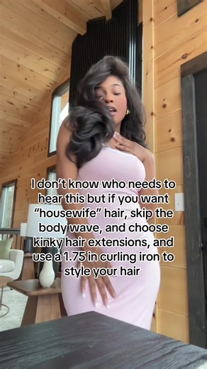 Kinky vs. Body Wave — Here’s the Volume Breakdown 👇🏽✨ If fullness and body are your priority, this is why I choose kinky extensions every time: • Expanded Texture = Instant Fullness – The coily pattern naturally creates width and lift. Body wave tends to hang downward, which can make the hair look thinner over time. • Less Heat, Less Manipulation – Kinky textures already look full and styled. Body wave often needs curling or wand touch-ups to maintain volume. • Seamless Blend with Natural Hair