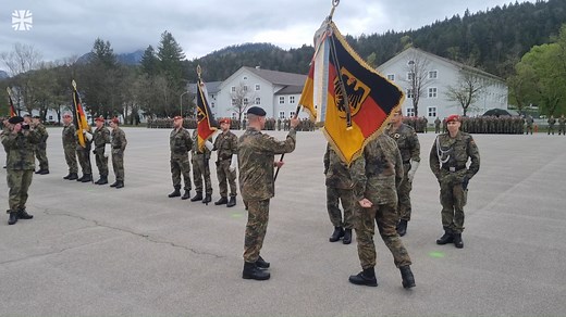 Auf dem Weg zur Division 2025: Für die Landes- und Bündnisverteidigung wird die 10. Panzerdivision durch weitere Truppenteile ergänzt. Bei einem Appell in Füssen wurden ein Aufklärungs-, ein Pionier- und ein Versorgungsbataillon der Division unterstellt. Gleichzeitig erhält unsere Panzerbrigade 12 "Oberpfalz" ein neues Panzerpionierbataillon. /Ina (Video: Bundeswehr/Valguarnera) | Die Bundeswehr in Bayern