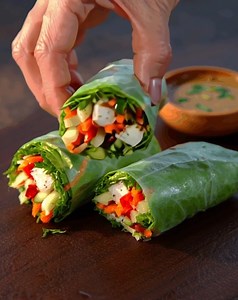 Crispy Veggie Spring Roll Ingredients 8 rice paper wrappers 1 cup shredded carrots 1 cucumber, julienned ...... Full Recipe in Coʍmеոτ 💬 | Sandra Recipes