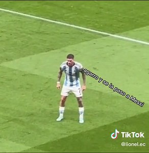 Agarro y se la paso a Messi: Reacciones divertidas y defensas en el fútbol