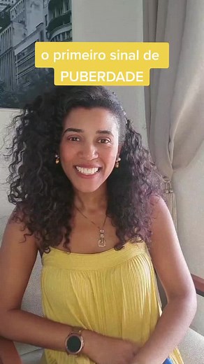 Puberdade é a fase da vida em que ocorrem modificações no corpo de uma criança, fazendo com que ela se torne um adulto. Em meninas, a puberdade ocorre entre 8-13 anos; em meninos, entre 9-14 anos. ♀️Nas meninas, o primeiro sinal de puberdade é o surgimento do broto mamário. ♂️Nos meninos, o primeiro sinal é o aumento do tamanho dos testículos. O começo da puberdade é influenciado por fatores genéticos, psicológicos e ambientais. 👩🏾‍⚕️🩺 Deve-se manter o acompanhamento pediátrico regular e caso