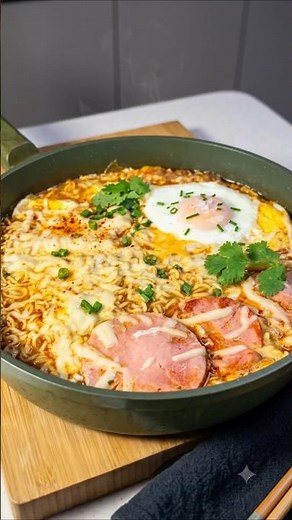 Cheesy Ramen Skillet in 10 Minutes! #cheesyramen #egg #sausage