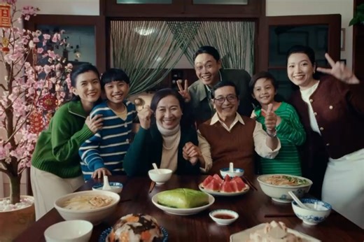 Nguyễn Hải Nguyên on Instagram: "@knorr.vietnam ‘s Vị nhà 2 - @junpham ft. @rhymastic Directed by @astro.boyyy ( @thetripodguys ) x @jacob.kiet Muôn vị nhân gian cộng tăng thêm vài kg để ra cái MV này 🍲🍜🥘🍛🍾🍻 Agency: @purpose.ant Produced by @the_childrenof Executive Producer: @tony_quangnhat S.Producer: @tranhongvy Producer: @k.kenziii @ngn.nghi DOP: @thinhphamdp (The Tripod Guys) x @phongmap (dummies.classroom) 1st AD: @tuanchu51 x Susan Trương Ca