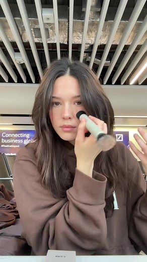 Just a video of me doing my makeup while waiting for my flight to board ✈️