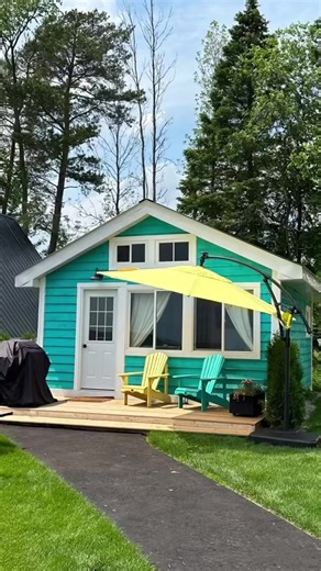 Did you know Little Vidi waterfront cottages are open all year round? We have heating and air conditioning. Wifi. Smart TVs. Use of kayaks, rowboat and water trampoline. Long dock! Simcoe Country trails are here. 12 mins from @mtstlouismoonstone . 🎿15 mins from @horseshoeresort . ⛷️Right across the street from @orrlakegolfclub. ⛳️ Just down the street from @freehand.farm where you can go trail riding or visit farm animals. 🐎 Tons of restaurant options @steelersrestaurantelmvale Rent one cottag
