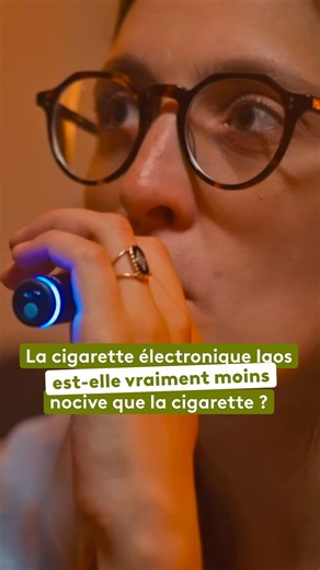 IQOS, une alternative sûre à la cigarette ? La cigarette électronique de Philip Morris revendique une réduction de 95 % des substances nocives par rapport au tabac classique. Si les analyses confirment une baisse de certains composés chimiques, les médecins rappellent que ces substances, même avant la combustion, restent dangereuses pour la santé. Retrouvez le documentaire « Enfumés : J'ai infiltré l’industrie de la vape » dès maintenant sur notre plateforme france.tv 👉 bit.ly/Enfumés-Doc | Fra
