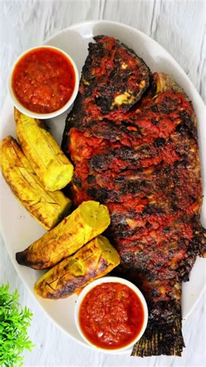 Nigerian Bole and Fish Recipe Ingredients: For the Bole (Grilled Plantain): 4-6 ripe or semi-ripe plantains (peeled) For the Grilled Fish: 1 whole tilapia,croaker fish or mackerel Fish (cleaned and gutted) 2 tablespoons of vegetable oil 1 tablespoon of all-purpose spice 1 teaspoon of paprika 1 teaspoon of ground pepper 1 tablespoon of fresh ginger (minced) 1 tablespoon of fresh garlic (minced) 1 tablespoon of dry thyme Salt to taste For the Pepper Sauce: 4 red bell peppers (Tatase, blended) 2 Sc