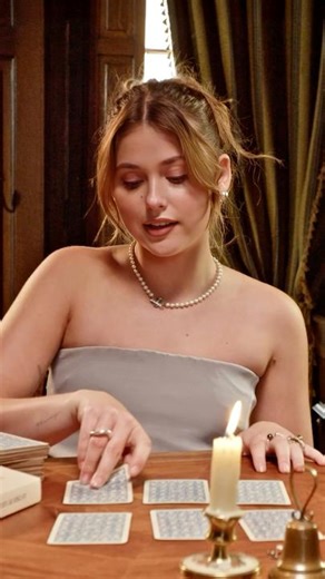 Geleceği kartlar söyledi, The House of the Spirits, 29 Nisan’da yayında. #thehouseofspirits #lacasadelosespiritus #nicolewallace #primevideotürkiye #neizlesem