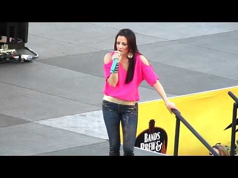 Sara Evans- Suds in the Bucket LIVE at SeaWorld