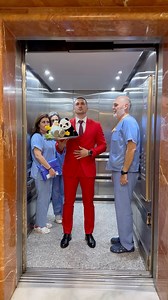 Tengo el placer y el honor de poder servir en la fundación casa Ronald Sevilla, donde trabajan diariamente para ser luz de ayuda para muchas personas. @casaronaldsevilla ✨Señores, no olvidemos que en el servir a los demás, el permiso y la elegancia van cogidos de la mano.✨ . . . . #escuela #ventura #elegancia #servicio #maestro #viral | Venturas Cristian