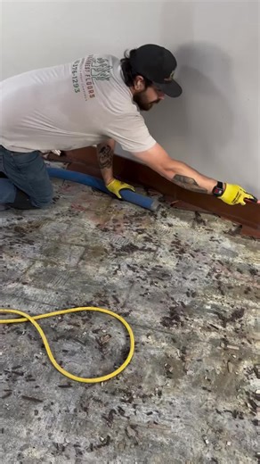 Best way to do it. Tile baseboard removal. #flooring #arizona #demoday #phoenixaz #tile #tileremoval #dustlessremoval #smallbusiness #newfloors #preparation