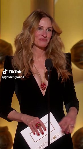 Julia Roberts Presents Best Picture at the Golden Globes