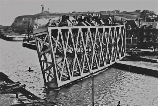 REMISE EN SERVICE DU PONT COLBERT (Fin février). Aujourd'hui mardi 3 février 2026. En attendant on va de détendre un peu... Selon Ports de Normandie, ils reste de nombreux essais avant la mise en service. Hier le test dynamique a été franchi avec succès. (Pour rappel, un peu comme en gymnastique, il s'agit d'une vrille - une rotation sur soi- même, selon l'axe longitudinal). Quant au salto arrière, il reste optionnel pour les architectes des bâtiments de France (ABF ). À suivre donc pour les pro