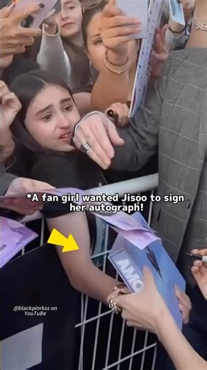 The reaction of a fan girl who was very touched when Jisoo signed her autograph!🫂 #blackpink #jisoo