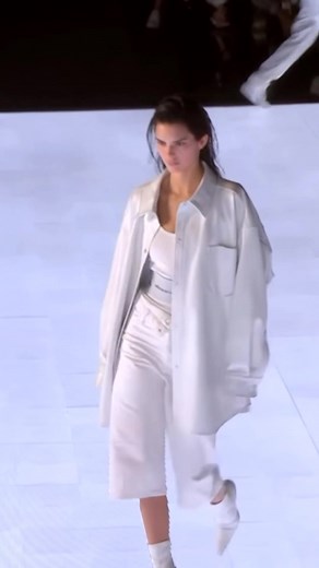 KENDALL JENNER WALKING FOR ALEXANDER WANG SS20. #kendalljenner #models #alexanderwang #runway