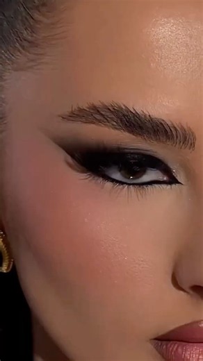 The Perfect Hooded Eye Glam | Soft Smokey Lifted Eye TutorialDescription.