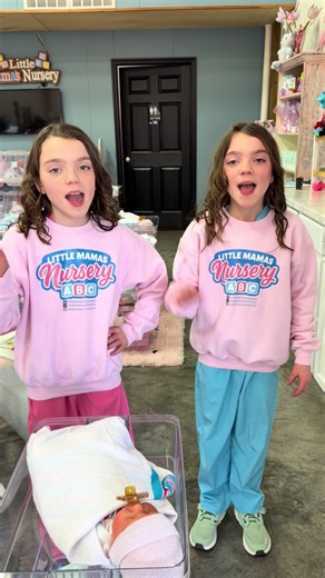 💗✨ Guess who’s BACK in the nursery?! ✨💗 Our sweet twins are back at Little Mama’s Nursery, and oh how they’ve missed every single one of you! 💕 School had to come first (because education matters 👏), but they are so happy to be back doing what they love and seeing all their Little Mamas again. Today we’re also doing LIVE adoptions for some brand-new Little Mamas visiting us from out of town 🍼💖—and we’re loving every minute of it! The girls are hopping on to tell y’all all about our NEW nur