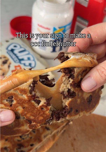 And of course we’re dipping the whole thing in milk! #thatMMMmoment #puffcookies #puff #sandwich #fluffernutter