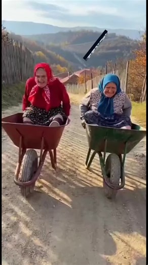 Ai video on Instagram: "‎日本推出一種革命性嘅技術，將人類每一步都轉化為電力：壓電磚。 ‎ ‎呢啲瓷磚吸收每個行人嘅腳步所產生嘅壓力同震動能量， ‎同埋將呢個機械力轉換成電能。 ‎ ‎嵌入瓷磚嘅壓電元件會稍微變形， ‎產生弱電流。 ‎ ‎每個步驟都會產生少量能量，但係總共有幾百萬個步驟 ‎產生足夠嘅電力去供電 LED 燈、數碼顯示器、感應器等等。 ‎ ‎喺東京澀谷站呢類繁忙地區， ‎每日大約240萬步有助於呢個系統。 ‎ ‎呢啲能量可以即刻儲存或者用， ‎減少對傳統能源嘅依賴，同埋 ‎支持可持續城市基礎設施嘅發展。 ‎ ‎每日行路 ‎正成為未來嘅可再生能源來源。 ⚡ ‎ ‎#日本 #壓電瓷磚 #壓電 #行走電力 #澀谷站 #可再生能源 #智慧城市 #科技 #創新 #環保 #邁向未來 #動力 #靈感 #EcoLife CocoShitoro 店"