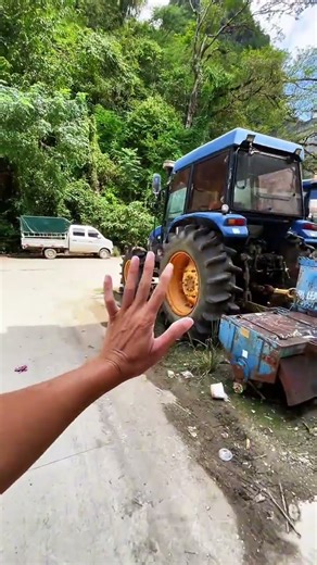Let’s take a look at a farmer uncle in rural Guangxi who modified tractor wheels to live in. Thi